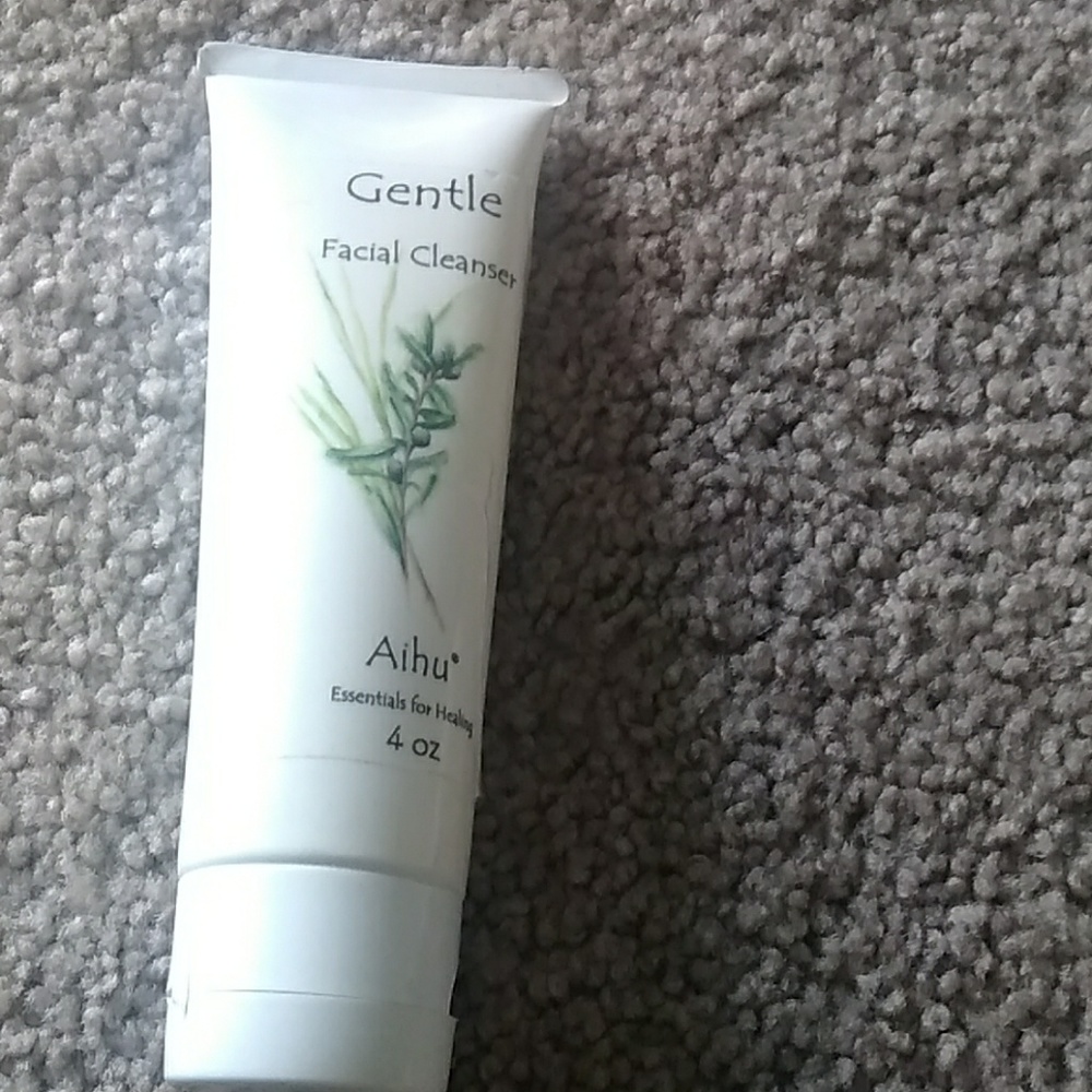 Gentle Facial Cleanser by Aihu